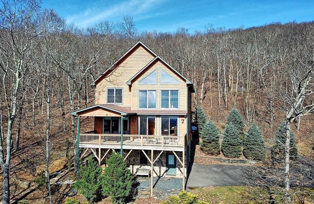 Sky High-Open for Bookings! Views, Hot Tub, Game Room, Wi-Fi