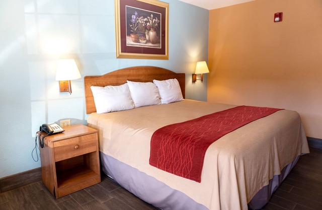 Sky Palace Inn Anthony - 1 King Bed Non Smoking