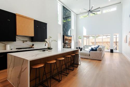 SkyLuxe Five Modern 5BR Home with Dallas Skyline Rooftop Views