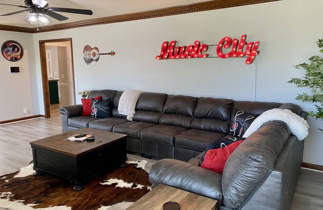 Slagledipityville Lake House/Lakefront & 12 miles from DT/Broadway Street