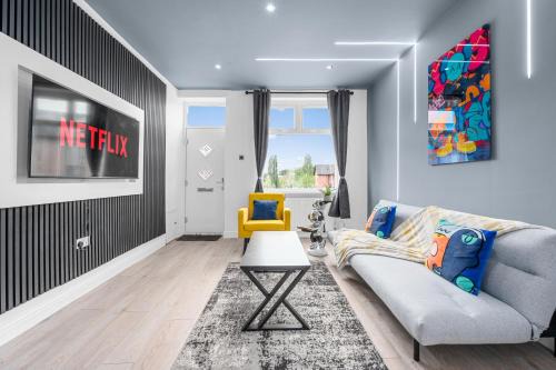 Sleek & Sunny 2BR -The Gallery House - Sleeps 5 - Family Friendly