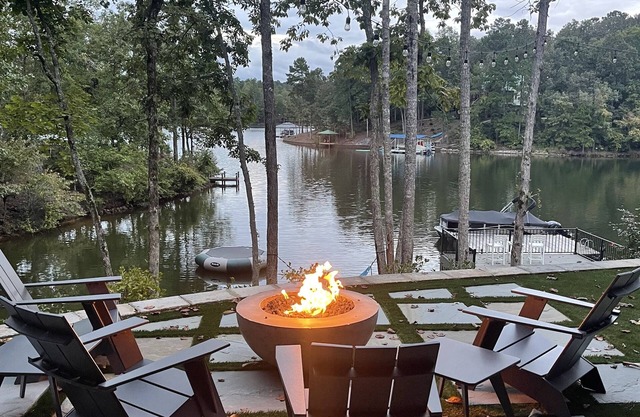 Sleeps 12. 3 private bedrooms, bunkroom. Sidewalk to dock, no stepsnWater toys