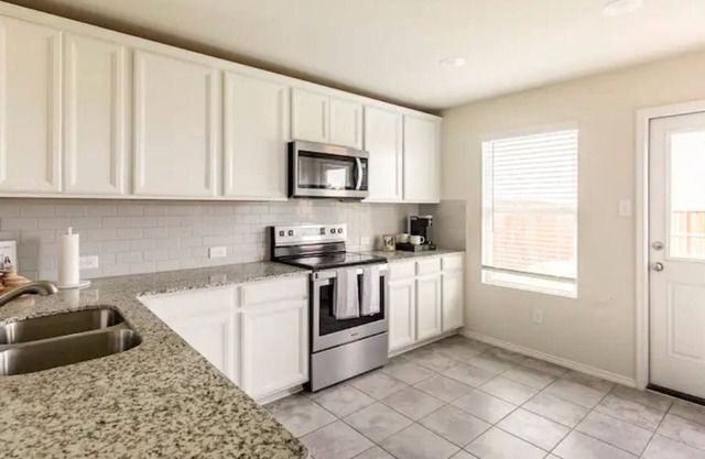 Sleeps 13! Spacious 4bd home with 2 living rooms