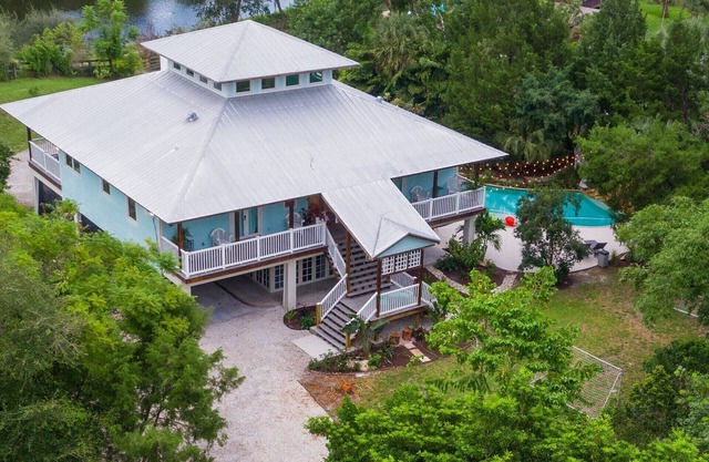 Sleeps 15! Hidden Bleu Tropical Mansion on Private 1+ Acre! Pool w slide!