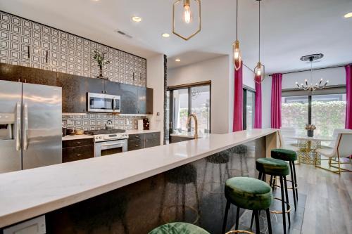 Sleeps 15 with 3000 sq ft of Luxury Townhome in the ABQ County Club