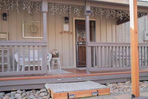Sleeps 2 Private Entrance, Spa Tub, Near Casino