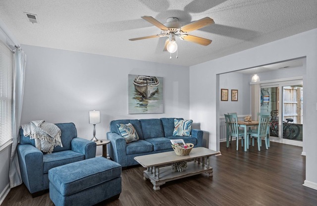 Sleeps 5! 2 BR, 2.5BA Townhome-Walk to Beach & Dining – Your Escape Awaits!