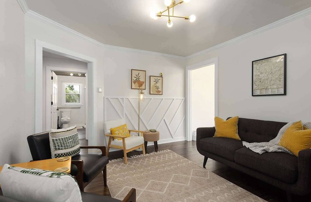 Sleeps 8 KingBeds Walkable to Downtown Lees Summit