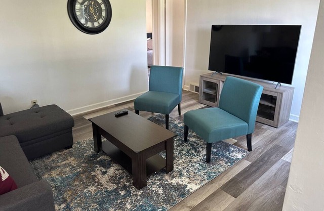 Sleeps 8, YSU, Fairgrounds, Wi-Fi, EV1 charging, Remote worker, Crib, Pets