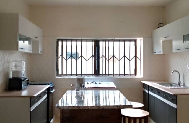 Sleeps8- Private Secure Parking- Garden- Aircon