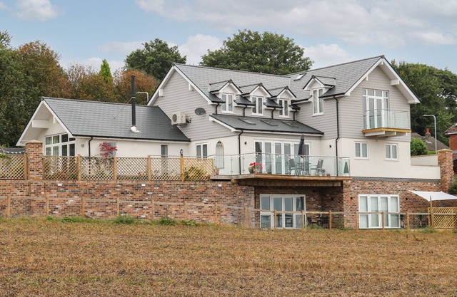 SLITTING MILL ANNEX, romantic, with hot tub in Rugeley