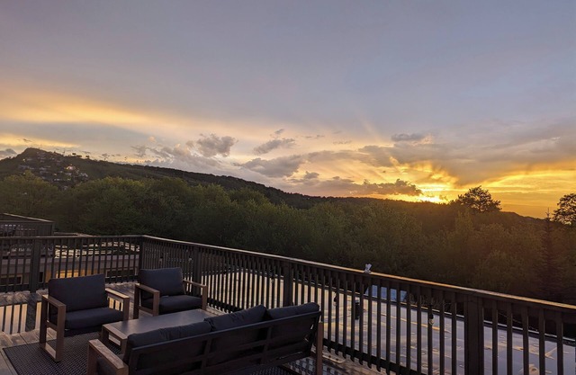 Slopes View! Large Deck/Heated Pool/Hot Tub/Fitness/Sauna/Steam! 2BD/2BA+SofaBed