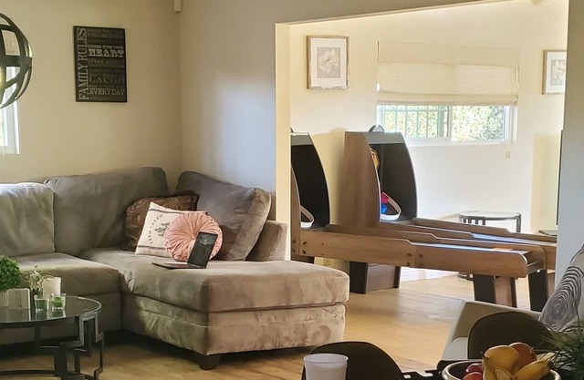 slumber in a beautiful shared space 10 min from the beach15 min from Disneyland