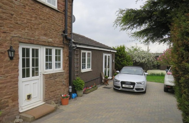 Smart and welcoming 1 bedroom annex, with on-site parking