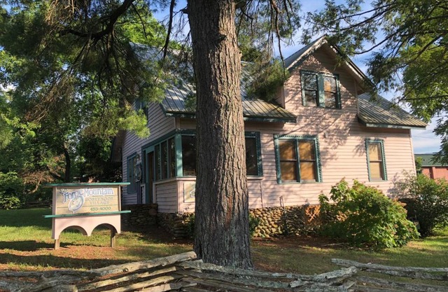 Smokies Bed and Breakfast - Evergreen Cottage Inn