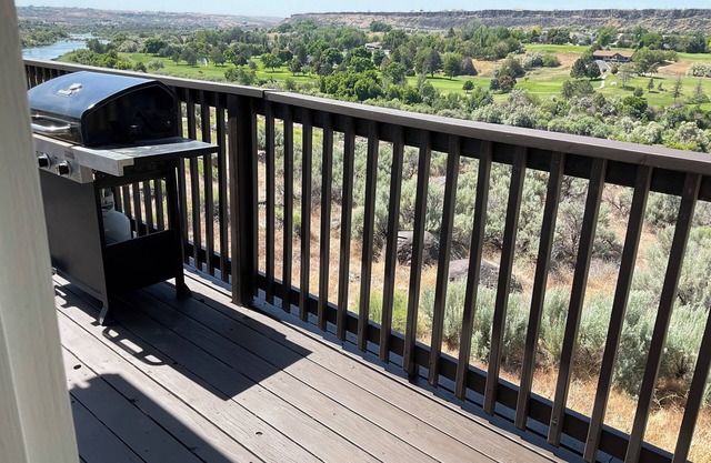 Snake River canyon 2 bedroom house in Buhl overlooking the river & golf course