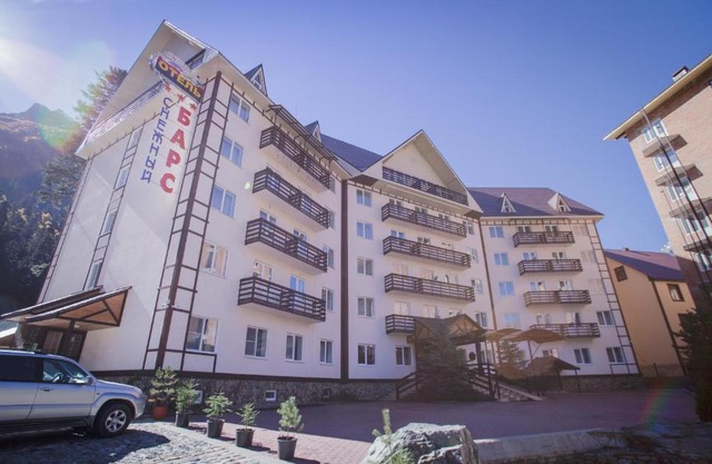 Snezhniy Bars Dombay