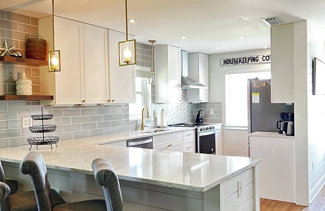 Snowbird-Ready 2BR/2BA – 55+ Community 6 Miles to Anna Maria Island Beaches