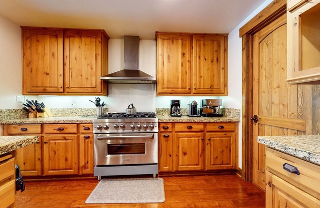 Snowcreek VI The Lodges 1130 Pet-Friendly, Beautiful and Spacious, Garage and Washer Dryer by RedAwning