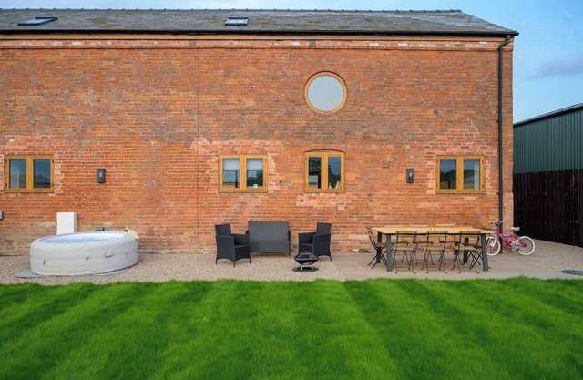Snowdrop Barn : Hot Tub, Games Room, Pets welcome!