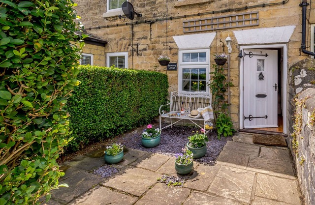 SNOWDROP COTTAGE, pet friendly in Clifford, West Yorkshire