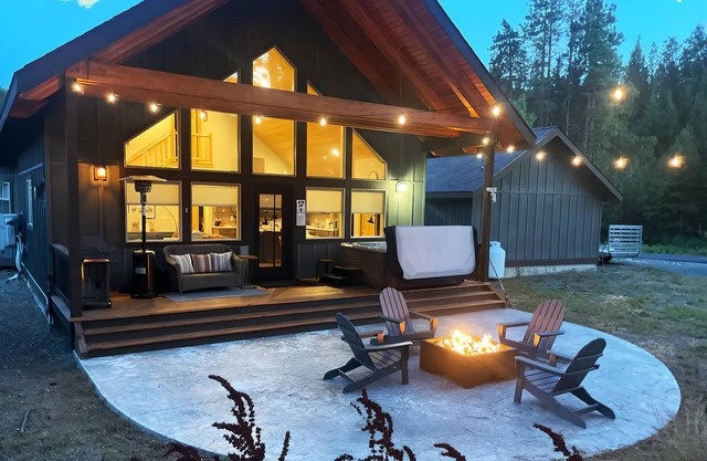 Snowshoe Inn - King Master - Hot Tub - Fire Pit - Trails - Community Pool