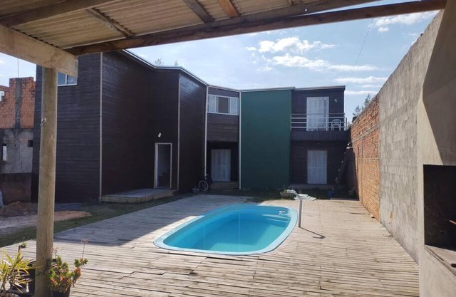 Sobrado humilde com piscina