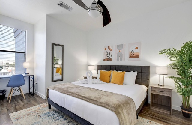 SoCo Riverside Retreat - Unbeatable Location! - Pool, Gym, Free Parking