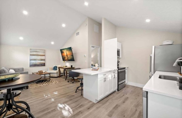 SoHo Suite by Brightwild | Steps to SoHo!