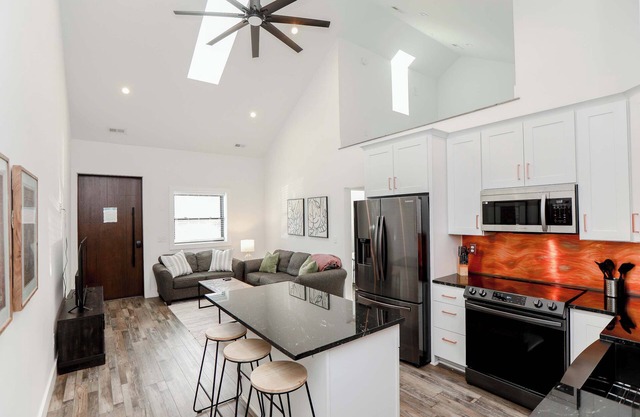 Sojourn 2 BR Steps to the Beach Sleeps 4