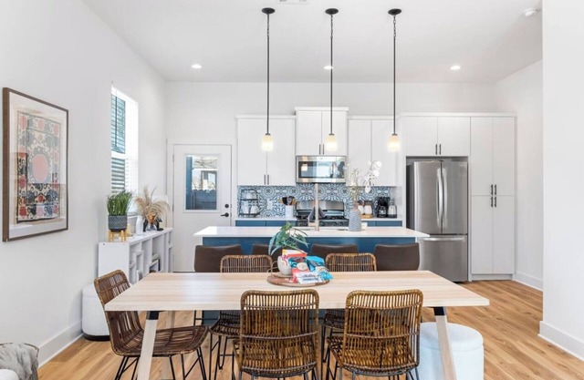 Sol House . Sweet for Groups . 3 min to Airport