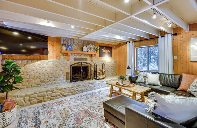 Solitude Mountain Cabin: Creek-Side View & Hot Tub