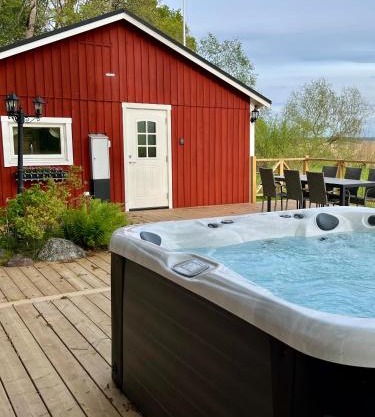 Solvik Lakehouse & Outdoor Spa