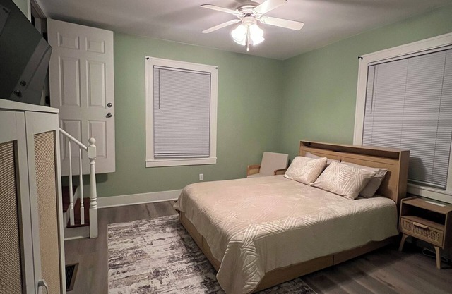 Soothing studio with AC/Heat in charming Hammond