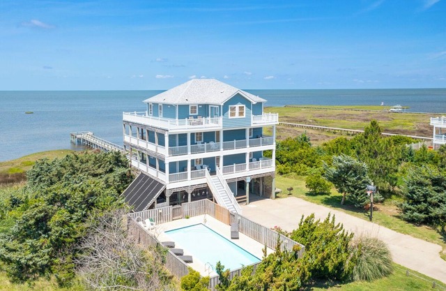 Soundfront serenity with a private dock at Blue Horizon in Salvo!