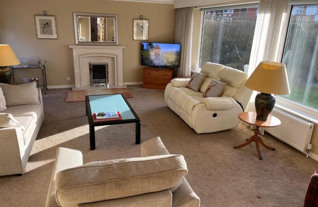 'Sounion' - Fabulous, spacious modern house with large private garden in Leafy Lytham