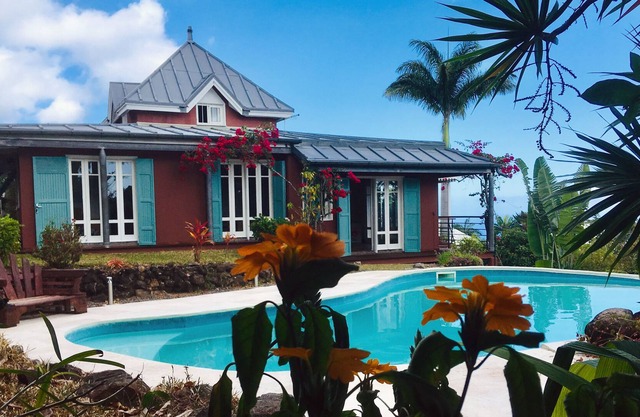 South African villa, magnificent sea view, large swimming pool in lush greenery