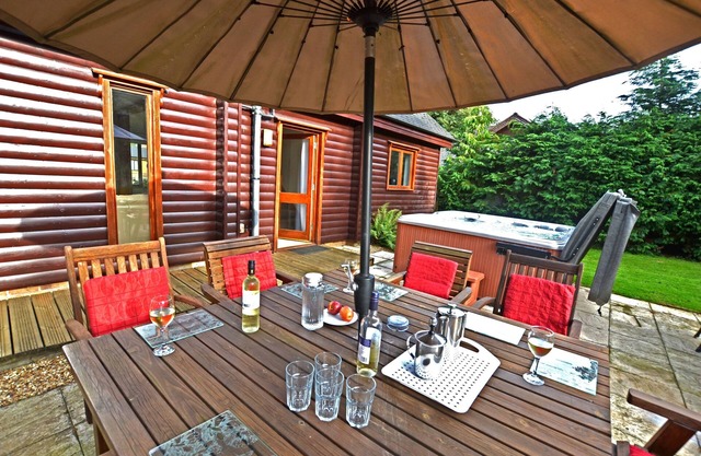 South facing 4br lodge with Hot tub in 1/4 acre in tranquil setting.