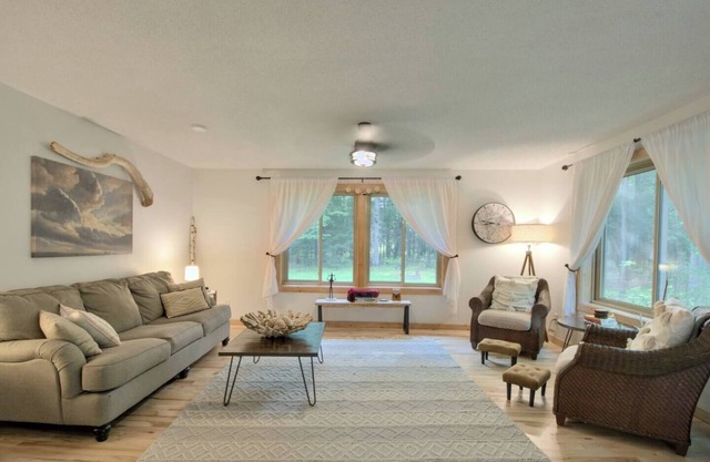 South Shore Chalet | Comfort and Fun By the Lake