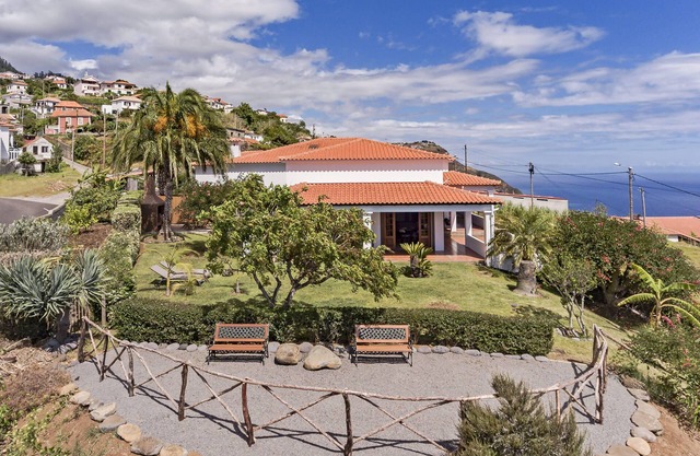 Southern Sunny House, Country house with sea view.