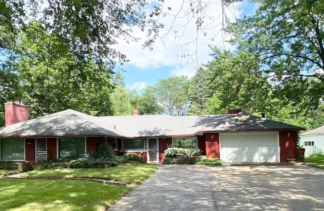 Southfield home perfect for large families/pool table & Theatre room!
