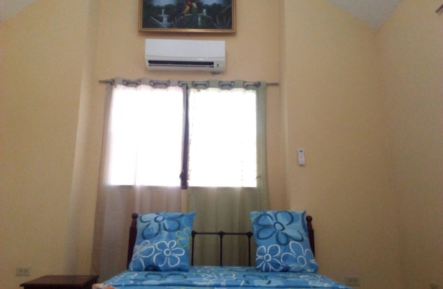Souvenir House: 24 Elect, Ac, WiFi, TV Cable, Fridge.