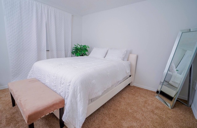 Spacious 1/1 in Pembroke w/pool gym & self parking