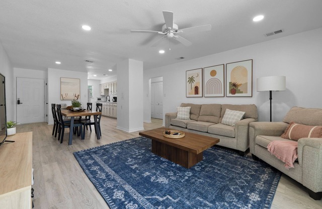 Spacious 2 bedroom cottage; KING BED; fenced yard