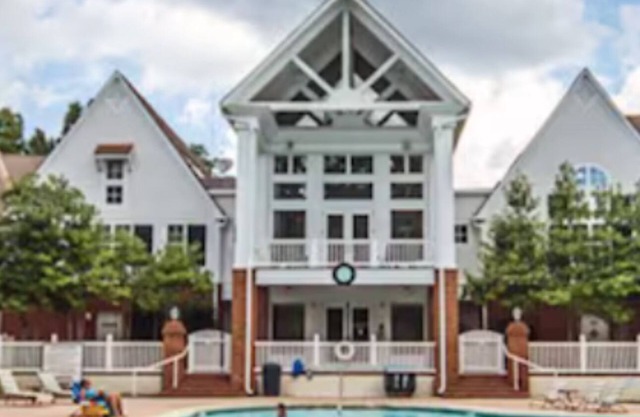 Spacious 2-bedroom townhome in lovely Williamsburg with WiFi, fitness room