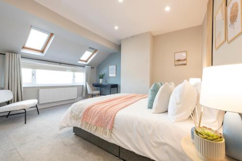 Spacious 2 Bedrooms House Near Leeds Centre, Free Parking, Ideal for Contractors & Long Stays - NordStay