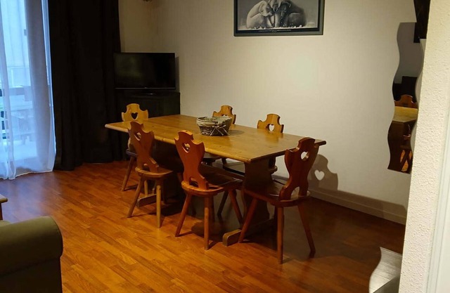 Spacious 2-Room Cabin for 6 with Terrace, Pool Access & Nearby Shuttle