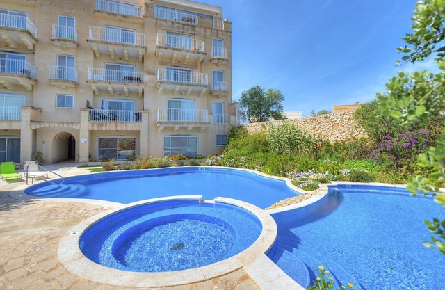 Spacious 2bedroom flat with communal pool SMEL1-1