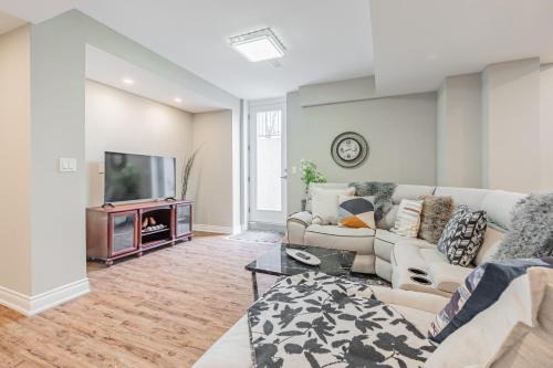Spacious 2BR APT in Cliff Road & Queensway close to China Town, Mississauga