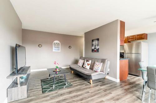 Spacious 2BR Apt - Near DT Hamilton